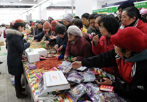 一大批新疆瓜果向温袭来 阿克苏苹果比市场便