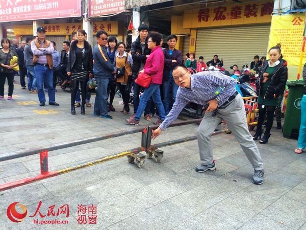 有业主指出物业封路阻碍运货