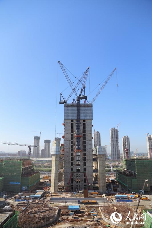 【高银117大厦突破百米】2013年7月25日，随着地上19层钢板剪力墙的最后一个区段混凝土浇筑完毕，中国结构第一高楼——117大厦主塔楼结构标高达103.11米，顺利突破百米大关。