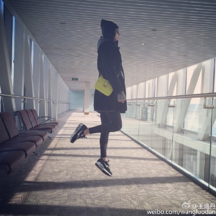 王珞丹晒悬浮照 露脚脖子单脚跳起(图)|王珞丹