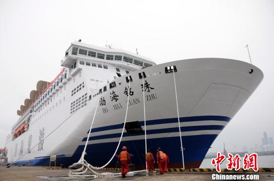 图为中国建造的最大客滚船之一“渤海钻珠”轮。　张玉雷　摄