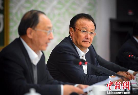 新疆维吾尔自治区代主席雪克来提·扎克尔(右)出席会议.刘新 摄