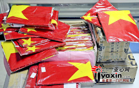 1月21日,原天安门国旗班第八任班长赵新风委托新疆经济报社赠送给护边员的66面五星红旗和66枚国旗胸章即将被精心打包起来,以便送到边防员手中。亚心网记者 宋君 摄