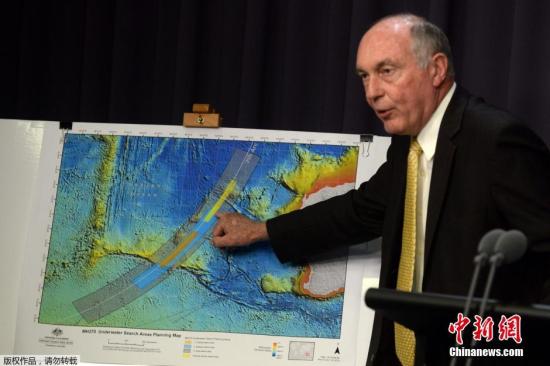 资料图：2014年6月26日，澳大利亚联合调查中心公布MH370新搜寻区，橙色区域是优先级最高的搜寻区，蓝色区次之。相比此前搜寻区域，沿卫星弧区，更加靠南。