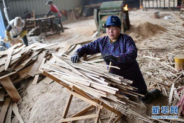 1月25日,胡凤莲在工厂里把木材捡好,她说做事就应该认真。