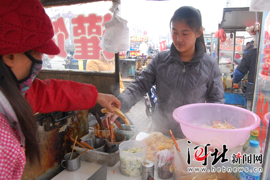 王艺媛（右）在卖煎饼。 苏少静摄