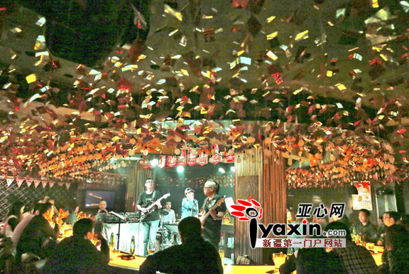 “舍宾秀吧”的乐队正在表演，他们的演出是该酒吧最吸引人的地方之一。亚心网记者 高原玲子 摄