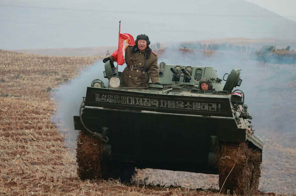 朝鲜人民武力部部长玄永哲在自行火炮上指挥训练(图片来源：劳动新闻)
