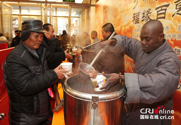 少林寺非洲黑人弟子参加施腊八粥活动(高清组