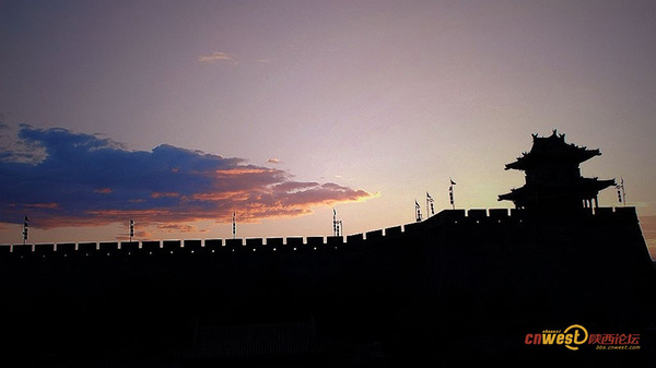 夕阳下的西安古城墙 美得典雅而古朴