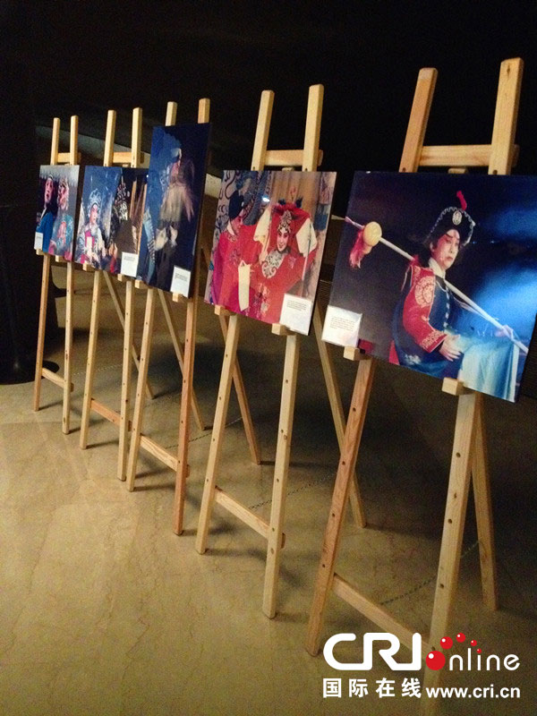 以色列歌剧院大厅内展出中国戏曲图片
