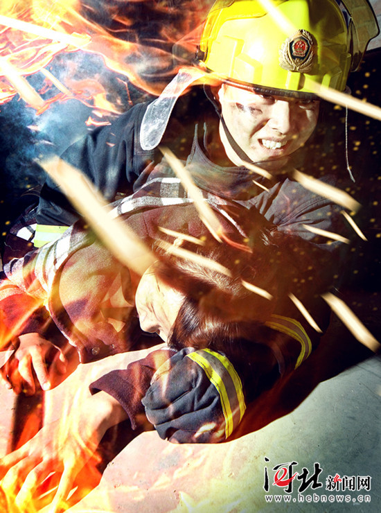 石家庄市公安消防支队鹿泉区大队官兵拍摄的消防大片,网友直呼“太帅啦”。