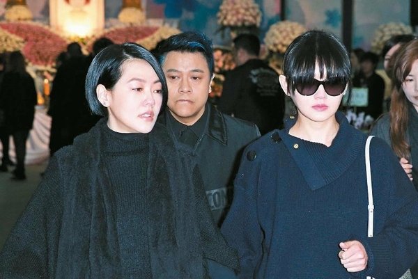 大小S到场致意。