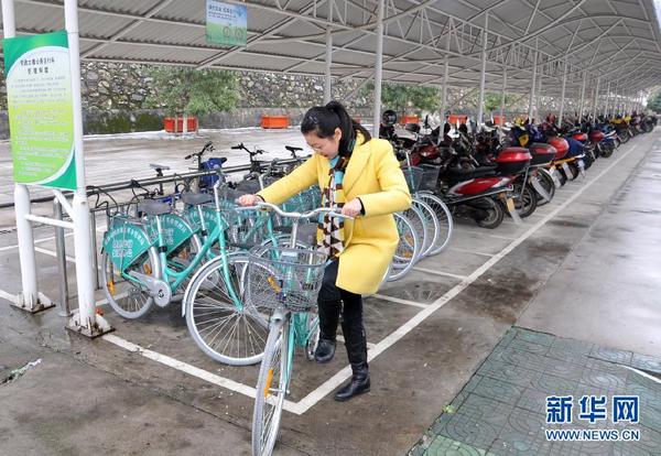 公务员近距离出行骑自行车|自行车|公务_凤凰资