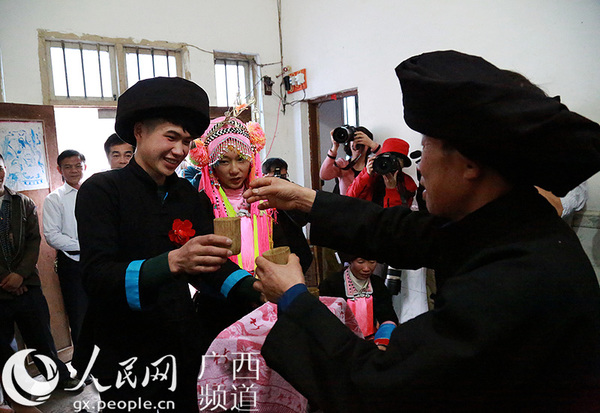 新郎新娘向长辈敬酒（罗希海/摄）