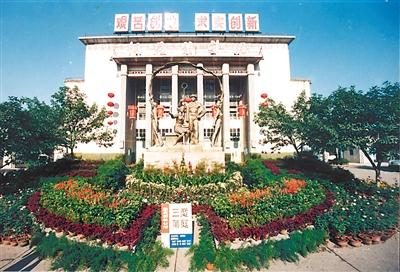 1989年的钢花影剧院。 图/刘毅