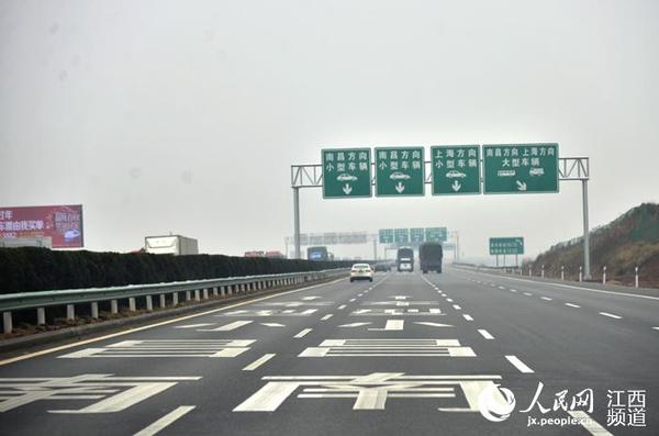 路面指示标横跨半幅路面，白色字样非常显眼。
