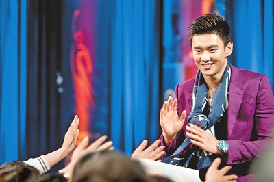 颁奖礼现场宁泽涛人气爆棚。新华社发