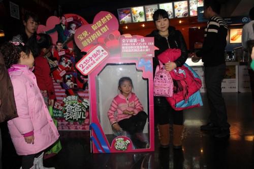 《爸爸去哪儿2大电影》400影城现场预售 排队