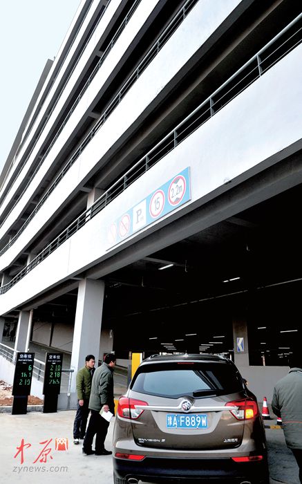 昨日下午，已经投入使用的新郑机场T1停车楼，可以同时停放1500辆汽车。 记者 周甬 实习生 李亚楠 图