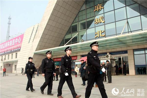 麻城北站民警加强站区巡逻
