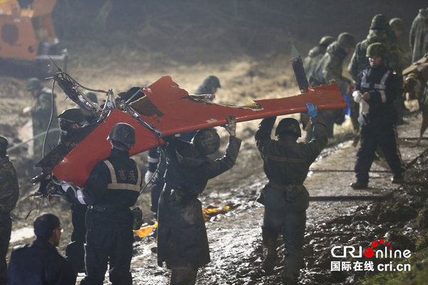 　　2015年2月5日，台湾省新北市，复航空难意外进入第二天，搜救人员沿著机体进行拆卸，并以大吊车运走大块机体，而剩余的零碎残骸，则以人龙接力进行搬运。图片来源:unioncom/CFP