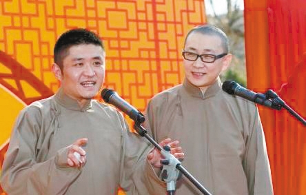 一个姓张的相声演员,大概二十岁左右,曾经跟郭德纲合说过一段相声,唱萨顶顶的万物生