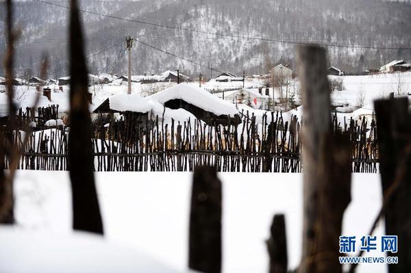 图为2月7日拍摄的雪村景色。新华社记者王凯摄
