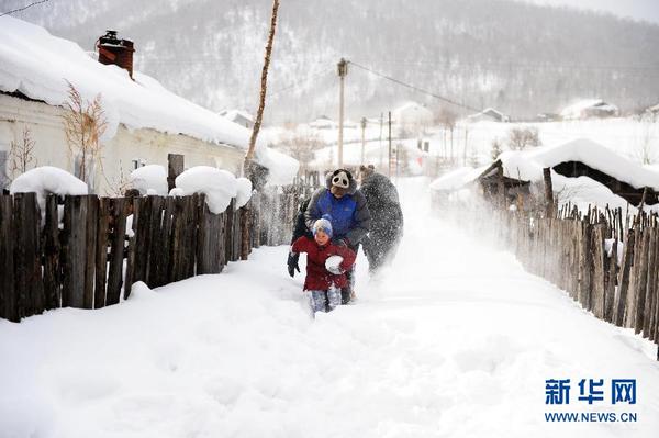 2月7日，游客带着孩子在雪村游玩。新华社记者王凯摄