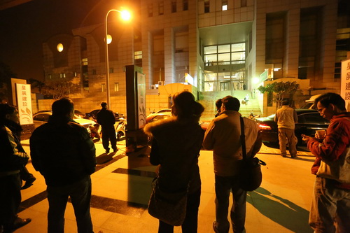 台南地检署侦办台南市议长贿选案，台南地方法院9日晚间6时召开羁押庭，地院侧门聚集许多李全教的支持者，关心地院审理结果。图片来源：台“中央社”