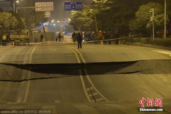 武汉主干道建设大道地铁站附近突发大面积地陷