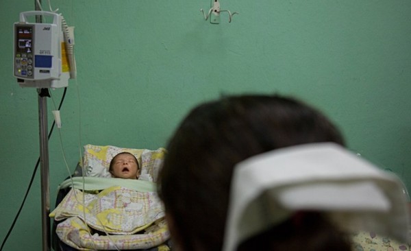 特护病房里14岁母亲的早产儿。