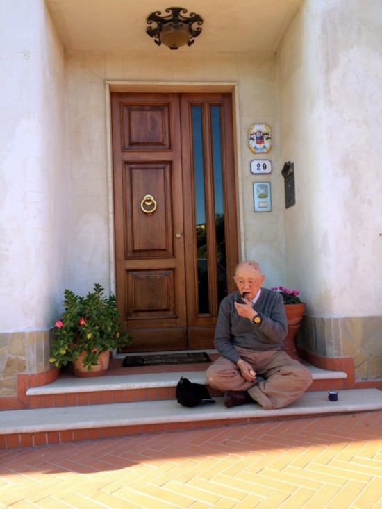 累了，在意大利人家门口台阶上抽口烟，歇歇。 李辉 摄