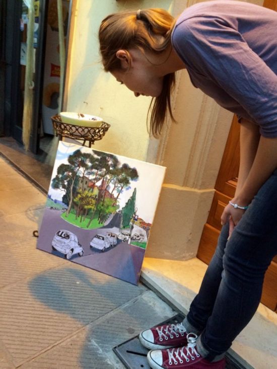 在意大利，路过的意大利姑娘仔细观看行将完成的画作。 李辉 供图