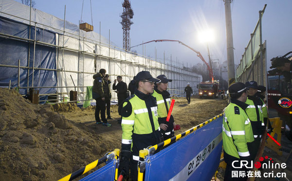 　　当地时间2015年2月11日下午5时5分许，韩国首尔市铜雀区一座在建体育馆发生屋顶塌陷事故，造成9名施工者被埋，其中5人获救。图片来源：CFP