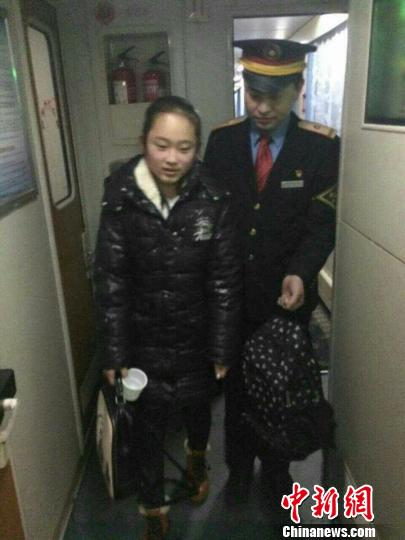 14岁女生女孩赴京团聚列车员亲人v女生至单身爱上一个爱心表现图片