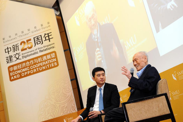 图为新加坡开国元勋、新加坡前外交部高级政务部长李炯才在新华网国际思客会新加坡站上口述中新建交史