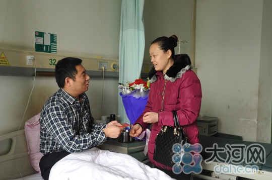 执勤被撞重伤的平顶山民警郑长坡妻子看望受伤