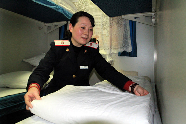2月12日晚20点，“临时”列车员在库内精心整理卧铺，及做好开车前的准备工作