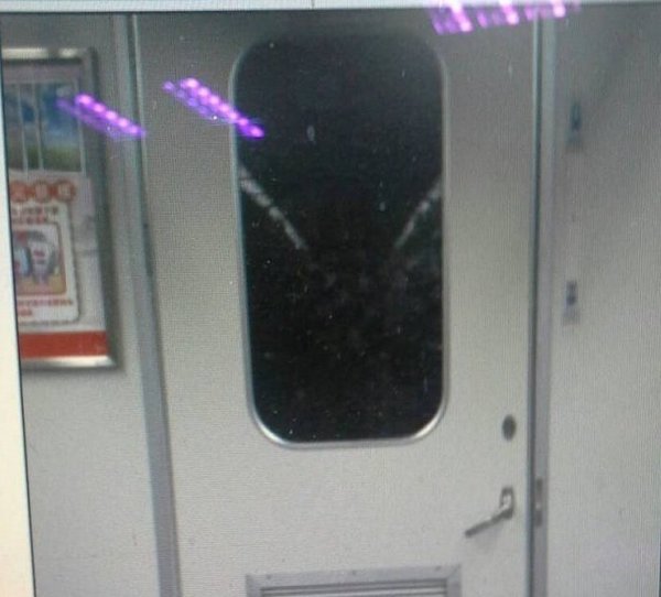 有网友贴出当时事发当时的现场照,可以看见驾驶室门外的把手都被强大的外力给踢歪了。图片来源:台湾“联合新闻网”(图撷自PPT.cc)