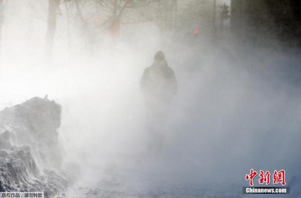 美国波士顿遭遇大雪 市民出行受阻|天气预报|大