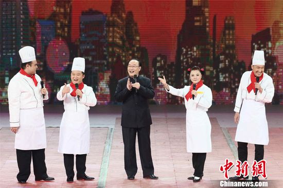 李立山带领《超级笑星》选手表演群口相声