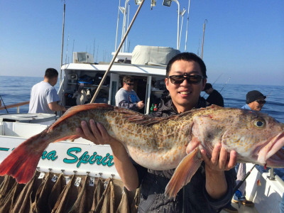 热爱垂钓的人士跟朋友包船出海钓鱼。（美国《世界日报》 陈亮提供）