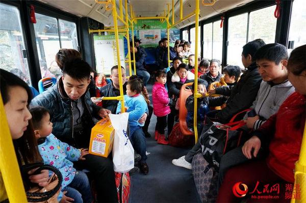 图为2分钟坐满一车人时的情景