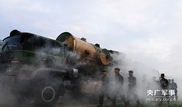解放军多支部队春节战备演习 出动东风21|导弹