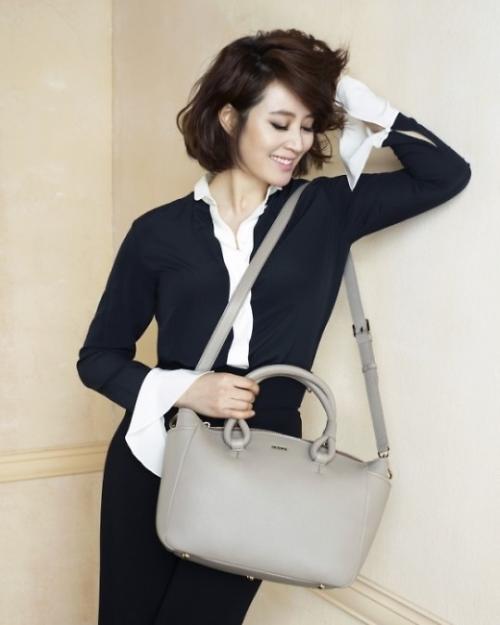 金惠秀箱包大片公开 散发都市优雅气质|金惠秀