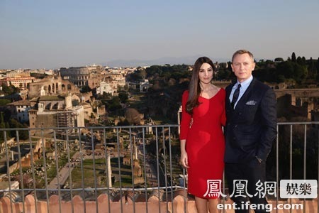 007幽灵党曝光片场照邦女郎贝鲁奇红裙抢镜