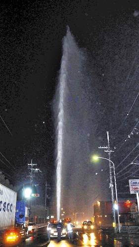 日本京都一地下水管断裂 40米高水柱喷上天(图)