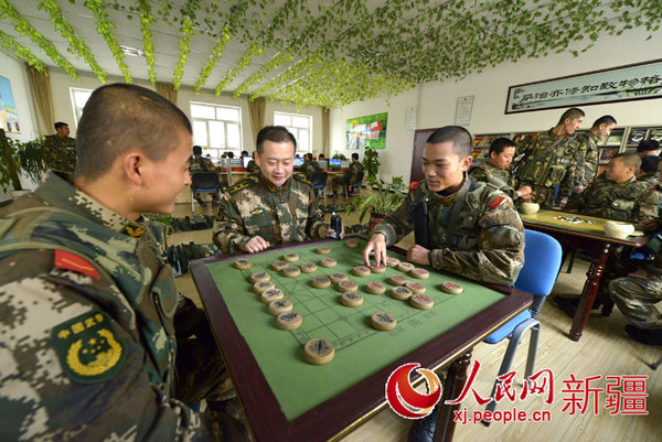 新疆喀什机动部队官兵春节备勤开展娱乐活动减