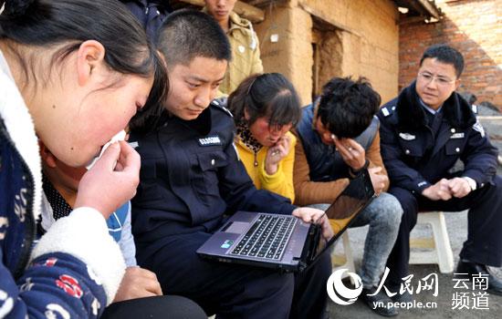 监狱警察将服刑人员陈某的视频播放给其家属看。摄影：周朝贵